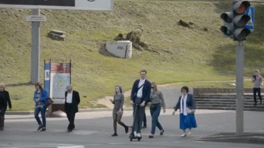 Minsk, Beyaz Rusya - 07 Eylül 2019: İnsanlar yaya geçidinden geçiyor