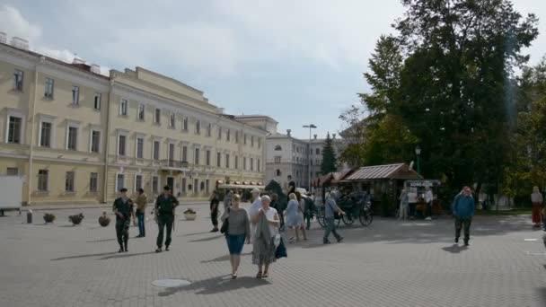 Minsk, Beyaz Rusya - 07 Eylül 2019: Minsk'te popüler yaya meydanı, turistler toplandı ve tarihi bir performans izliyor — Stok video