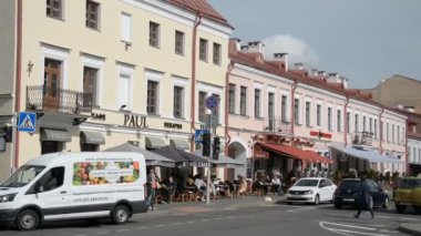 Minsk, Beyaz Rusya - 07 Eylül 2019: Minsk'in merkezinde araç trafiği