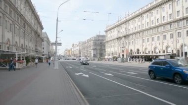 Minsk, Beyaz Rusya - 07 Eylül 2019: Minsk'teki Independence Avenue, şehrin ana yolu üzerindeki trafik
