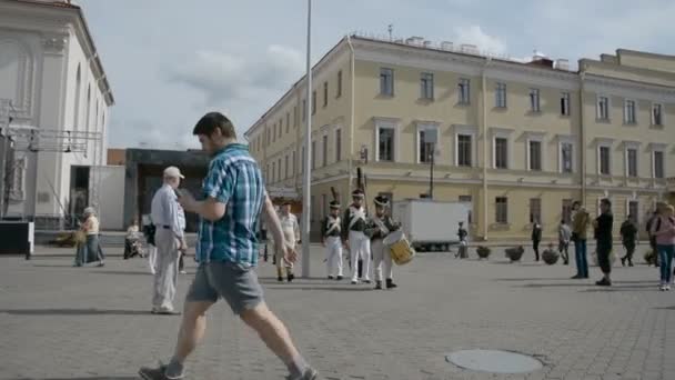 Minsk, Bielorrússia - 07 de setembro de 2019: praça pedonal popular em Minsk, os turistas se reuniram e assistiram a um desempenho histórico — Vídeo de Stock