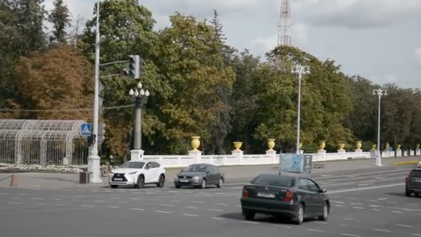 Minsk, Bielorrusia - 07 de septiembre de 2019: Avenida Independencia Central en la capital de Bielorrusia, Minsk — Vídeos de Stock