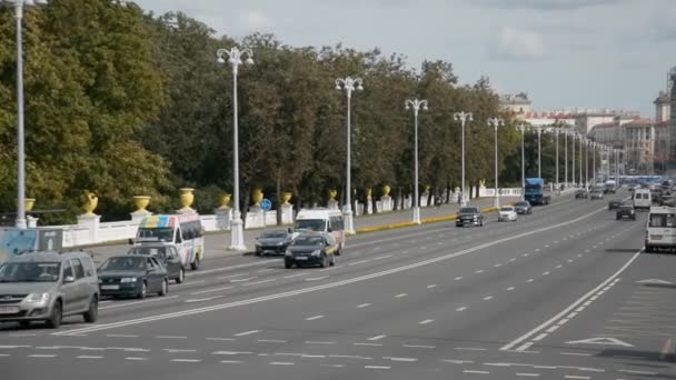 Minsk, Beyaz Rusya - 07 Eylül 2019: Beyaz Rusya'nın başkenti Minsk'te Central Independence Avenue — Stok video