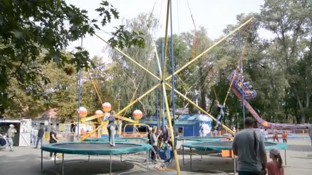 Minsk, Bělorusko-září 07, 2019: zábavní park pro děti v Minsku, děti skáčou na trampolce — Stock video