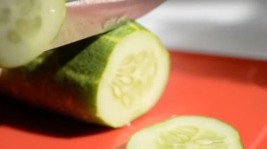 Öğle yemeği için yemek lezzetli taze salata sebze, doğrama kadın şef aşçı
