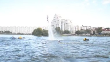 Minsk, Beyaz Rusya - 14 Eylül 2019: Minsk'te şehir günü kutlamalarında Svisloch nehri üzerinde flyboarders göster