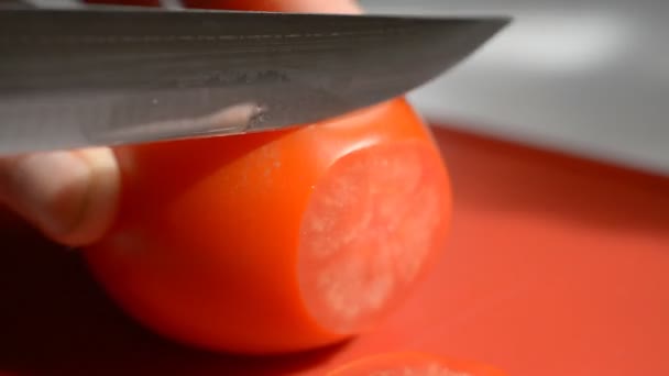 Kesme tahtası üzerinde domates — Stok video