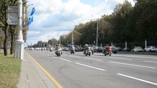 Minsk, Bielorrusia - 14 de septiembre de 2019: convoy de motociclistas que se mueven a lo largo de la carretera en Minsk, Avenida Independencia, cierre de la temporada de motocicletas — Vídeos de Stock