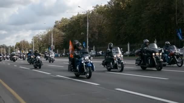 Minsk, Biélorussie - 14 septembre 2019 : convoi de motocyclistes se déplaçant le long de la route à Minsk, avenue de l'Indépendance, fermeture de la saison des motos — Video