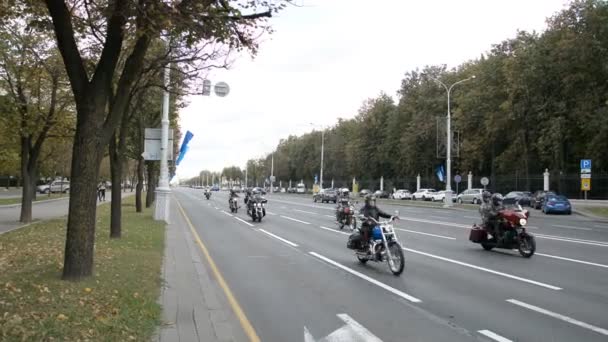 明斯克，白俄罗斯 - 2019年9月14日：摩托车车队在明斯克独立大道的道路上行驶，摩托车季结束 — 图库视频影像