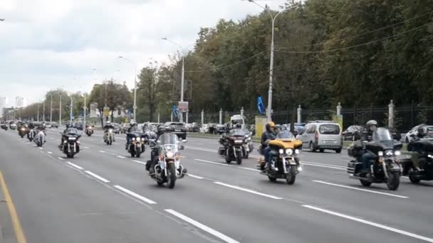 Minsk, Bielorrusia - 14 de septiembre de 2019: convoy de motociclistas que se mueven a lo largo de la carretera en Minsk, Avenida Independencia, cierre de la temporada de motocicletas — Vídeos de Stock