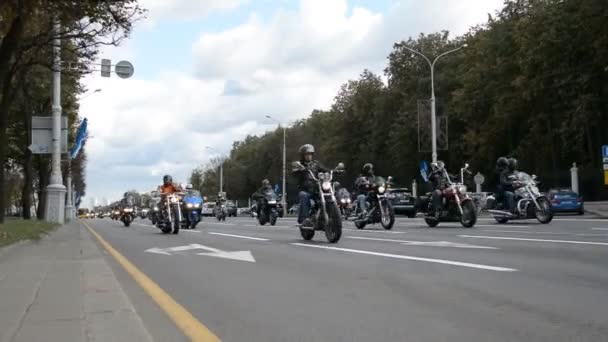 Minszk, Fehéroroszország-szeptember 14, 2019: konvoj a motorkerékpárosok halad az út mentén a Minszk, Independence Avenue, lezárása a motorkerékpár szezon — Stock videók