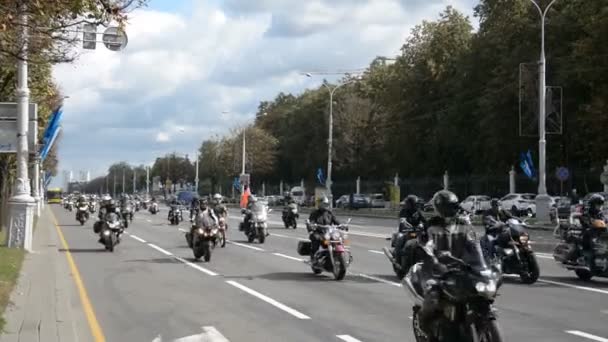 Minsk, Bielorrússia - 14 de setembro de 2019: comboio de motociclistas que se deslocam ao longo da estrada em Minsk, Avenida da Independência, encerramento da temporada de motocicletas — Vídeo de Stock