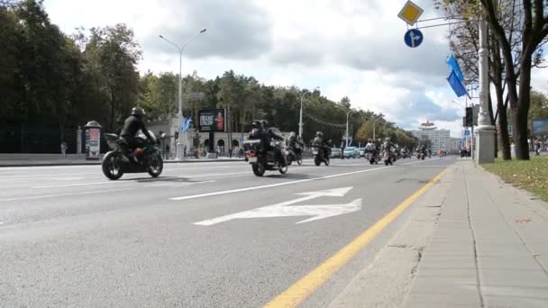Μινσκ, Λευκορωσία-14 Σεπτεμβρίου 2019: συνοδεία μοτοσικλετιστών που κινούνται κατά μήκος του δρόμου στο Μινσκ, Λεωφόρος Ανεξαρτησίας, κλείσιμο της σεζόν μοτοσικλετών — Αρχείο Βίντεο