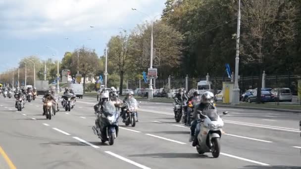 ミンスク、ベラルーシ - 2019年9月14日:ミンスク、独立アベニュー、オートバイシーズンの閉鎖で道路に沿って移動するオートバイの船団 — ストック動画