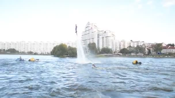 Minsk, Bielorussia - 14 settembre 2019: Mostra flyboarders sul fiume Svisloch alla celebrazione del giorno della città a Minsk — Video Stock