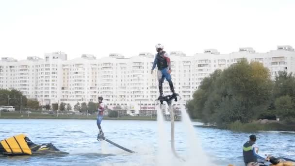 Minsk, Wit-Rusland-14 september 2019: Toon flyboarders op de rivier de Svisloch op de viering van de dag van de stad in Minsk — Stockvideo