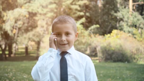 Retrato de niño guapo teléfono inteligente hablando — Vídeos de Stock