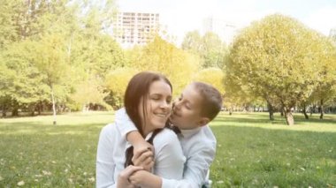 Anne esmer kız hafifçe kucaklar bir güneş alır