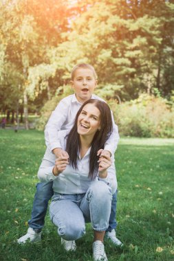 Sekiz yaşındaki oğlu çim parkta anne kucaklıyor
