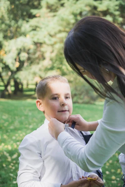 Mutter legt ihrem Sohn eine Krawatte an — Stockfoto