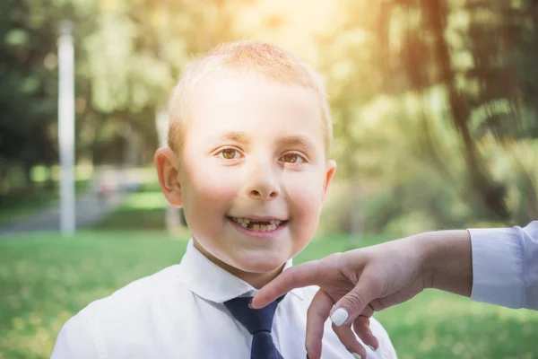 ハンサムな8歳の少年の肖像 — ストック写真