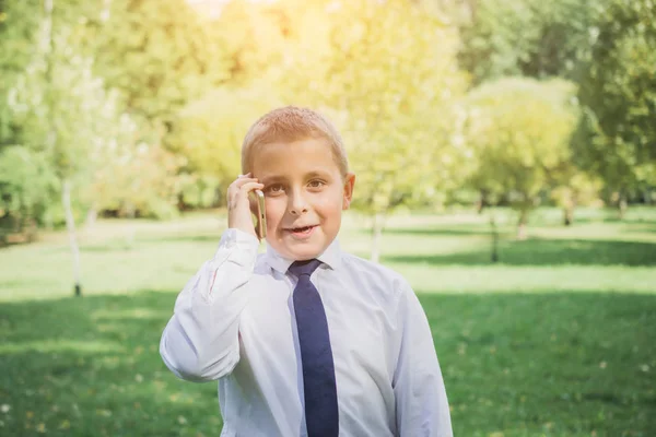 携帯電話で話している小さな男の子の肖像画 — ストック写真