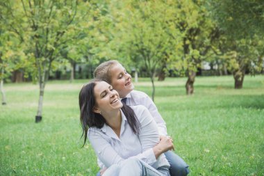 Seven oğlun mutlu annesini yanağından öpmek