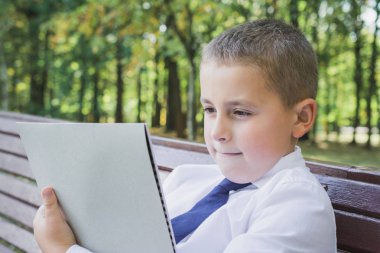 çocuk eğitim kavramı, elinde bir defter ve bir kalem ile çocuk