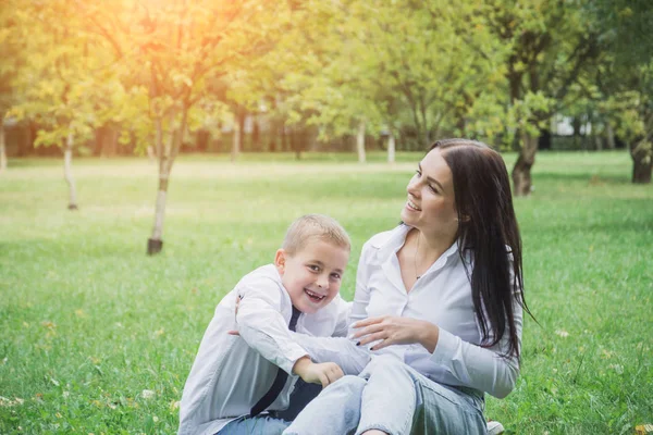 Frühjahrs-, Herbst- oder Sommerporträt von Mutter und Sohn am Muttertag — Stockfoto