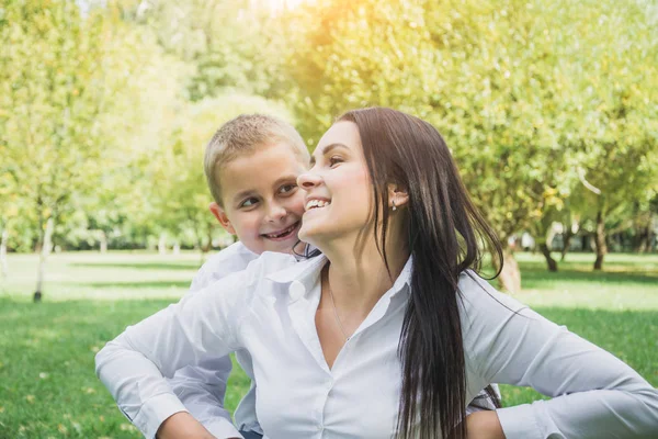 Glückliche Familie Konzept, Mutter und ihr Sohn im Freien — Stockfoto
