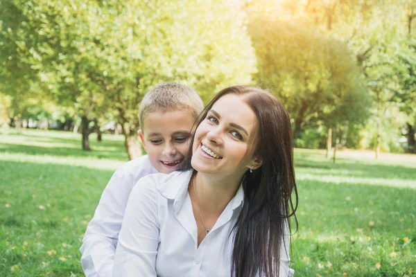 Glückliche Familie Konzept, Mutter und ihr Sohn im Freien — Stockfoto
