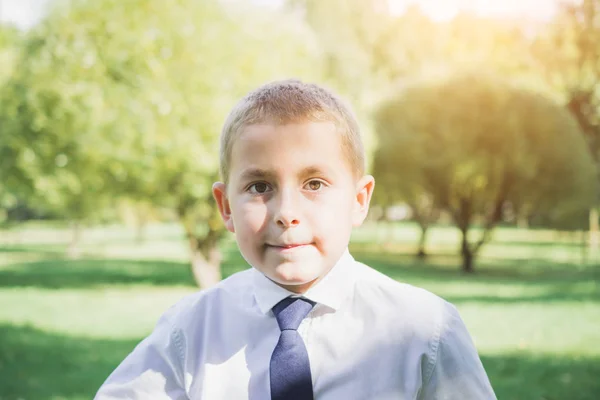美しい笑顔の小さな男の子の肖像画 — ストック写真
