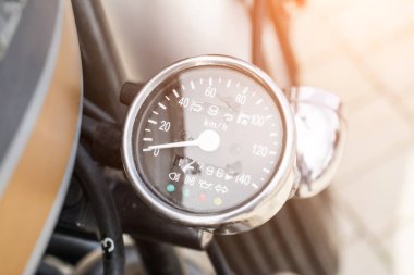 Krom halkalı siyah motosiklet hız göstergesi