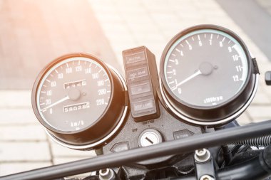 Krom halkalı siyah motosiklet hız göstergesi