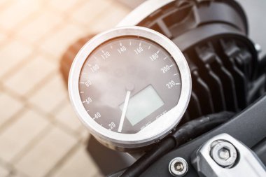Krom halkalı siyah motosiklet hız göstergesi