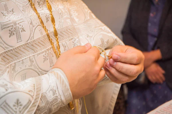 Mani di un sacerdote ortodosso con un crocifisso — Foto Stock