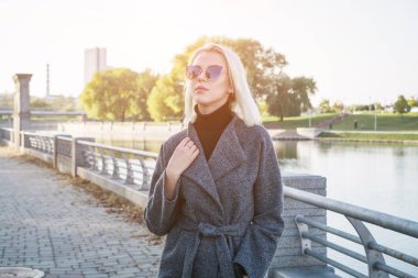 bir sonbahar ceket beyaz saçlı güzel şık kız, bir şehir parkı fotoğraflandı