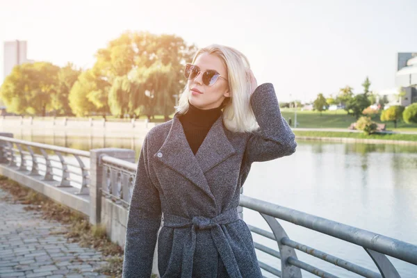 Herfst portret van een mooie blonde meisje in stedelijke stad op de achtergrond van de rivier — Stockfoto