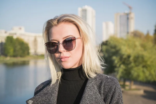 Retrato de una chica con estilo en un parque de la ciudad —  Fotos de Stock