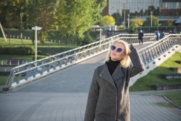 Retrato de una chica con estilo en un parque de la ciudad — Foto de Stock