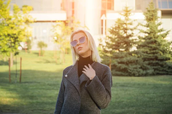 Outdoor close-up shot van 22s jaar stijlvolle blonde vrouw — Stockfoto
