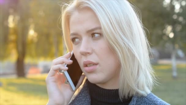 Portrét veselá mladá žena mluví do mobilního telefonu — Stock video
