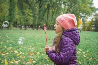 Sabun köpüklü mutlu kız