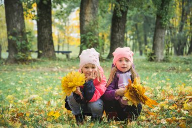 Mutlu çocuklar güzel sonbahar park oyun
