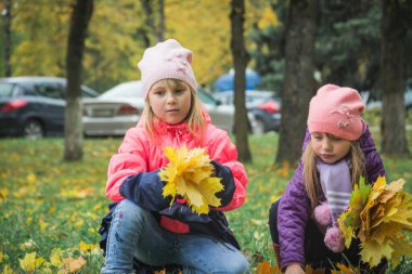 Mutlu çocuklar güzel sonbahar park oyun