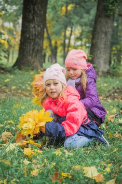 Mutlu çocuklar güzel sonbahar park oyun