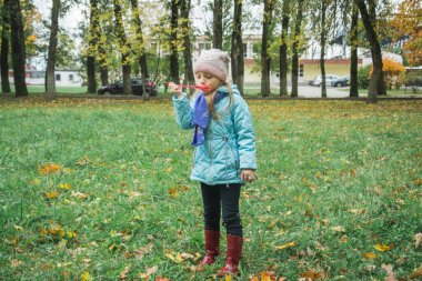 Küçük bir kız sabun köpüğü üflüyor..