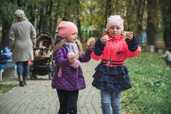 Két ötéves kislány szórakozik az őszi parkban. — Stock Fotó