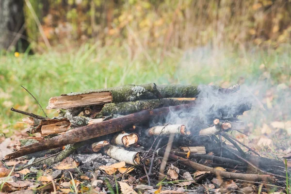 Caminhadas acampamento fogo — Fotografia de Stock